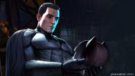  Il continuo dualismo fra Bruce e Batman, vero fulcro di tutto il gioco.